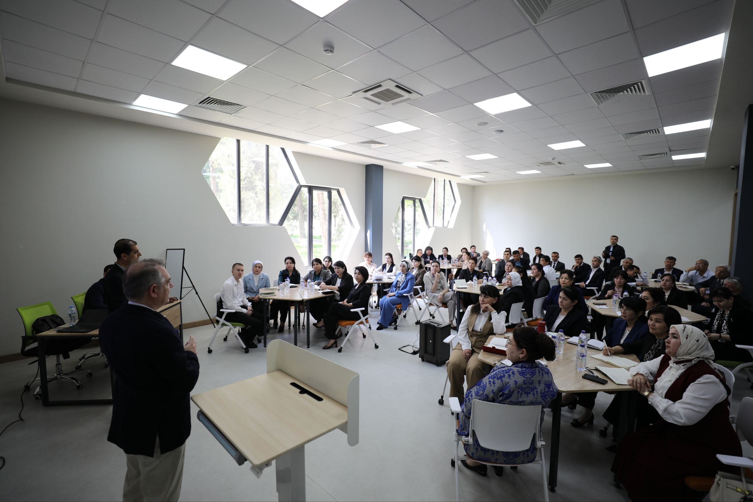 Institutda UNICEF hamkorligida xalqaro ta‘lim eksperti tomonidan hududiy pedagogik mahorat markazlari o‘qituvchilari uchun tashkil etilgan o‘quv mashg‘ulotidan fotolavha.